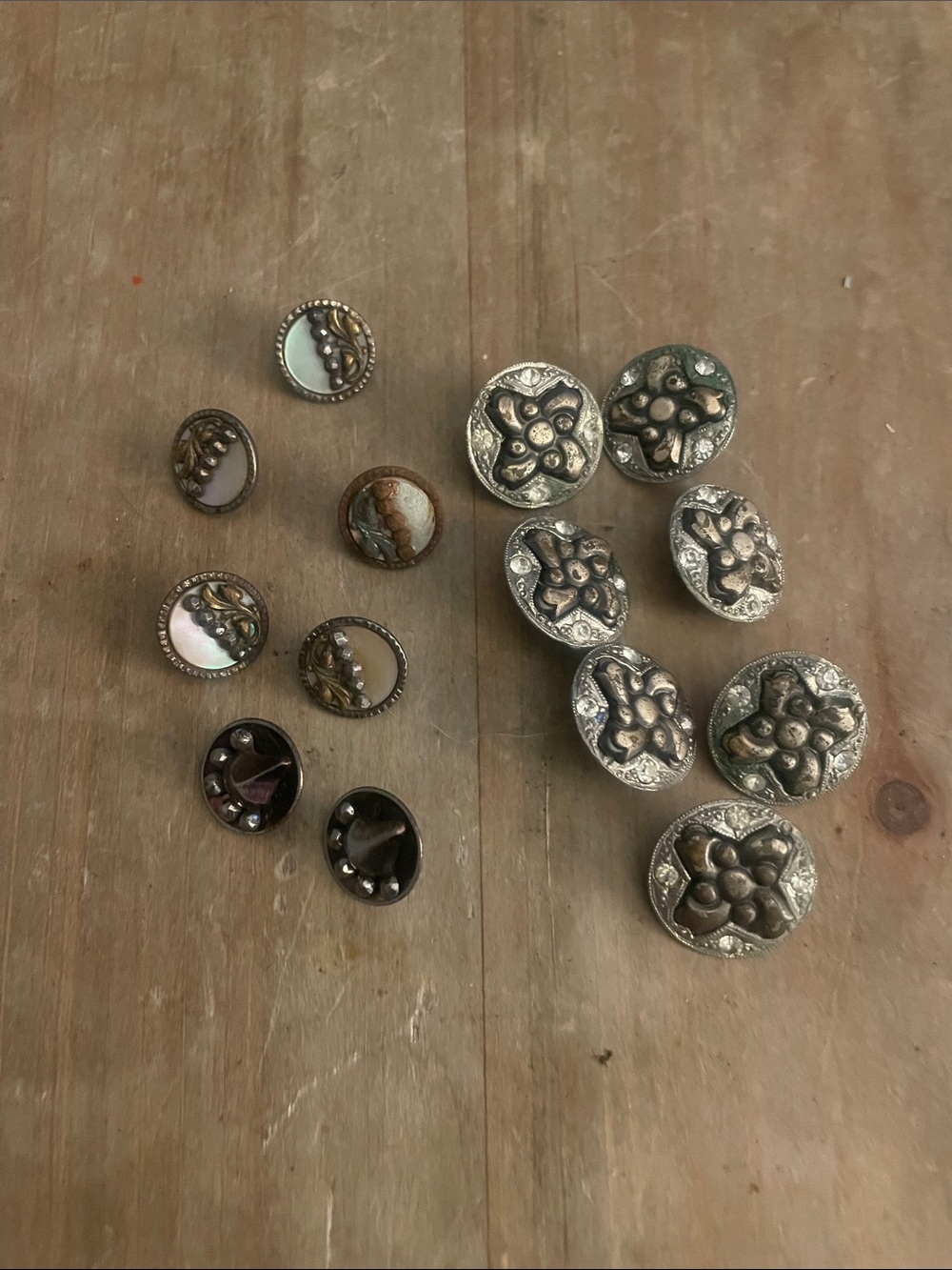 Vintage-Inspired Silver Floral Button pewter - sets